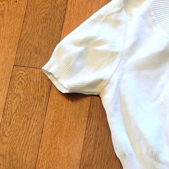 Baccarat cream top with snatched waist. V neck. Gathered arms. Large. - Picture 5 of 6